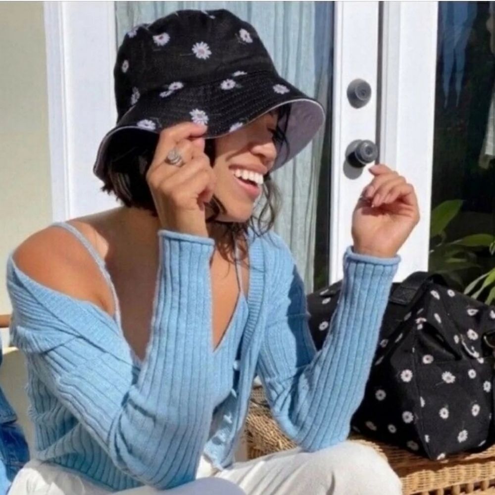 NWT - Alice + Olivia's Ao X Fabfitfun Reversible Bucket Hat In Daisy Print